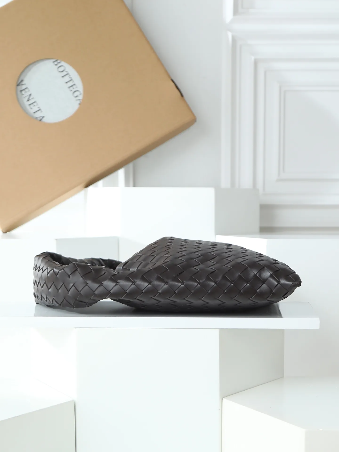 1180. #Bv’s new medium size HO 796262. The bag body and handles are made of a whole piece of woven leather. The bag body is soft and lazy. Ho symbolizes the praise of innovation and eternal craftsmanship [love]. The pyramid silhouette combines practicality and fashion. It is modern and casual. The double-sided closure design of the bag mouth is more convenient and safe! Made of soft cowhide and full of texture, this is a must-have for fashionable ladies who like minimalism, comfort and casualness! Dimensions: 46x21x10